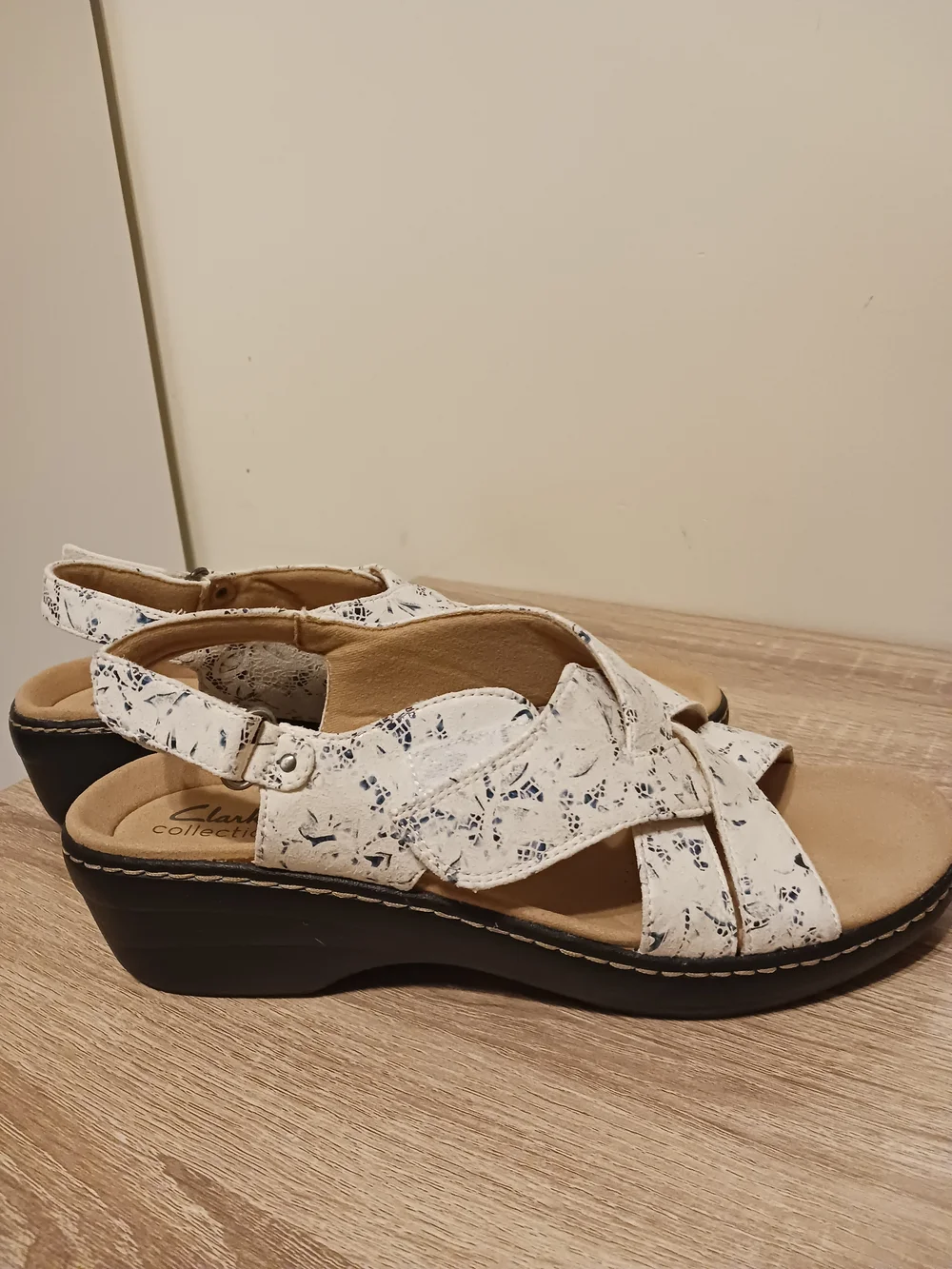 Clarks Merliah Echo Blue/White Floral Adjustable Slingback Low Profile Wedges - Picture 1 of 12